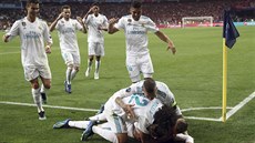 Fotbalisté Realu Madrid slaví fantastickou trefu Garetha Balea ve finále Ligy...