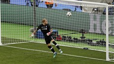 Brankář Liverpoolu Loris Karius inkasuje ve finále Ligy mistrů laciný gól z...