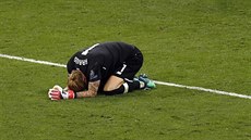 Brankář Liverpoolu Loris Karius zklamaně zůstává ležet na trávníku po prohře ve...