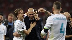 Luka Modri z Realu Madrid (vlevo) objímá trenéra Zinédina Zidanea po výhe ve...