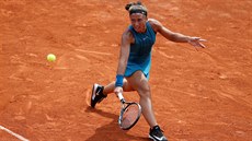 Sara Erraniová z Itálie umisuje v duelu prvního kola Roland Garros bekhendový...