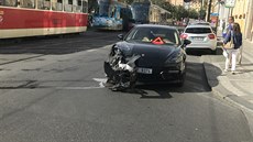 Nehoda vozu Porsche Panamera s praskou tramvají.