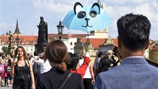 Hustý provoz na Karlov� most�.