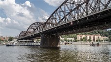 elezniní most spojující praský Smíchov s Výtoní. (23. kvtna 2018)