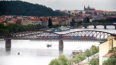 Železniční most spojující pražský Smíchov s Výtoní. (23. května 2018)