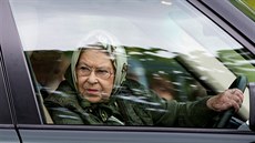 Královna Elizabeth II. ídí i v devadesáti letech svj Range Rover. Snímek je z...