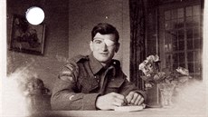 Voják Léo Major (1921 - 2008) v ervnu roku 1944 oslepl na levé oko a po zbytek...