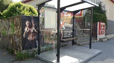 U Staré po�ty �ekající cestující u� nezmoknou.