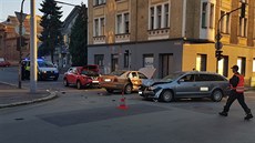 Na kiovatce Korandovy a Tylovy ulice v Plzni se srazila ti auta. Záchranái...