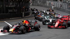 Momentka z Velké ceny Monaka, ve vedení Daniel Ricciardo z Red Bullu.