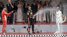 Stupn vítz na Velké cen Monaka opanovali Daniel Ricciardo (uprosted),...