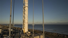 Antares 230 s lodí Cygnus OA-9E na startovací ramp.