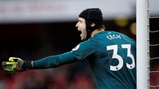 200. NULA Petr Čech z Arsenalu diriguje obranu v ligovém utkání proti Watfordu,...