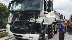 idie nákladního auta museli po dopravní nehod vyprostit hasii (28.5.2018)