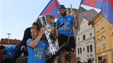 KOLÁ S TROFEJÍ. Fotbalisté Plzn slaví mistrovský titul.