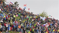 Fanouci na Giru povzbuzují cyklisty pi stoupání na Zoncolan.