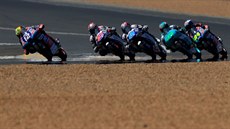 Jakub Kornfeil na konci vedoucí skupiny v závodu Moto3 ve Velké cen Francie.