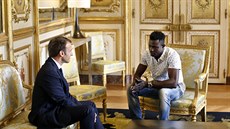 Mamoudou Gassama pi setkání s francouzským  prezidentem Emanuelem Macronem....