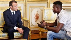 Dvaadvacetiletý Mamoudou Gassama pi setkání s francouzským  prezidentem...