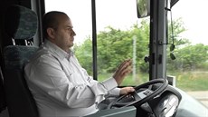 Autobus praské MHD ídí u i Srb Vladan Martinovi.