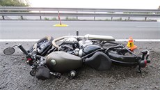 Motorkář na D46 u Prostějova při první úterní nehodě havaroval v místě, kde je...
