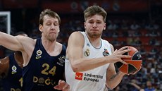 Jan Veselý (vlevo) z Fenerbahce Istanbul brání Luku Donie z Realu Madrid.