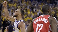 Stephen Curry (vlevo) z Golden State oslavuje ped fanouky, Luc Mbah a Moute z...