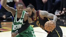 LeBron James (vpravo) z Clevelandu útoí kolem Terryho Roziera z Bostonu.