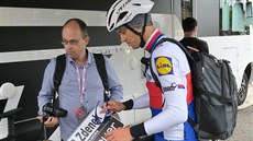 Zdenk tybar po asovce do Rovereta u mikrobusu týmu Quick-Step