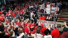 Hrái a fanouci Bambergu se radují spolen z výhry.