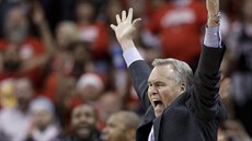 Mike DAntoni, trenér Houstonu, se raduje bhem zápasu s Golden State.