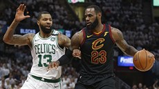 LeBron James (vpravo) z Clevelandu útoí kolem Marcuse Morrise z Bostonu.