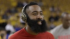 James Harden se rozehrává ped zápasem svého Houstonu v hale Golden State.