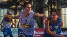 �eská reprezentantka Romana Hejdová (vlevo) na ostravském turnaji série 3x3.