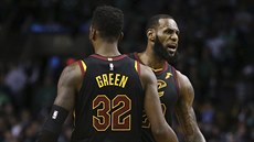 Jeff Green a LeBron James oslavují povedenou akci Clevelandu v sedmém zápase s...