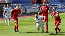 Ostravský fotbalista Martin Fillo (v bílém) padá po faulu v zápase s Brnem.