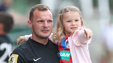 Jakub Řezníček s dcerou na oslavách výročí fotbalové Příbrami