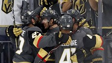 Hokejisté Vegas oslavují gól v první finále NHL s Washingtonem.