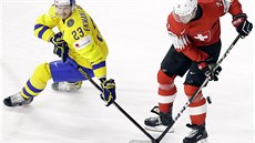 �výcarský úto�ník Enzo Corvi je zastaven �védským bekem Oliverem...