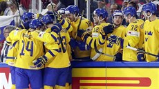 �véd�tí hokejisté se radují z gólu na 2:2, vst�elil ho Mika Zibanejad.