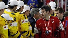 �výcarský kapitán Raphael Diaz (v �erveném) podává ruku �védským hokejist�m,...