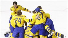 Švédští hokejisté v euforii skáčou jeden na druhého, právě obhájili titul...