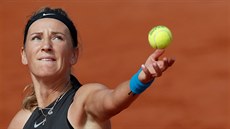 Bloruská tenistka Viktoria Azarenková servíruje v prvním kole Roland Garros...