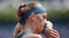 Česká tenistka Petra Kvitová si stírá pot z tváře.