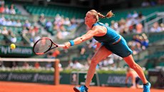 eská tenistka Petra Kvitová se natahuje po míi v prvním kole Roland Garros.