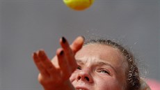 eská tenistka Kateina Siniaková servíruje v prvním kole Roland Garros.