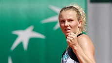 Česká tenistka Kateřina Siniaková slaví úspěšně zakončenou výměnu.