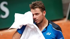 �výcar Stan Wawrinka si stírá pot z �ela.