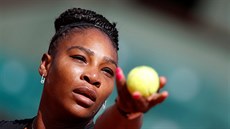Americká tenistka Serena Williamsová servíruje v utkání proti Kristýně Plíškové.