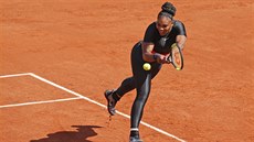 Americká tenistka Serena Williamsová hraje bekhendem v prvním kole Roland...